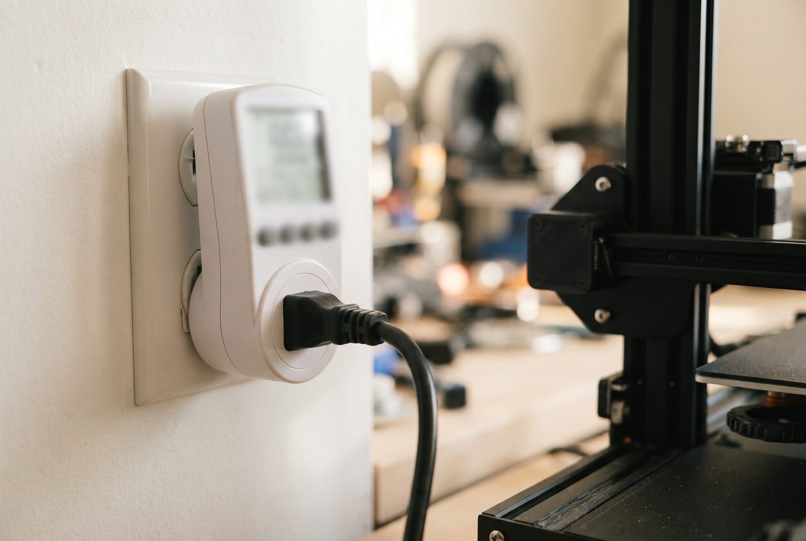 Medidor de energia de tomada conectado ao cabo de uma impressora 3D