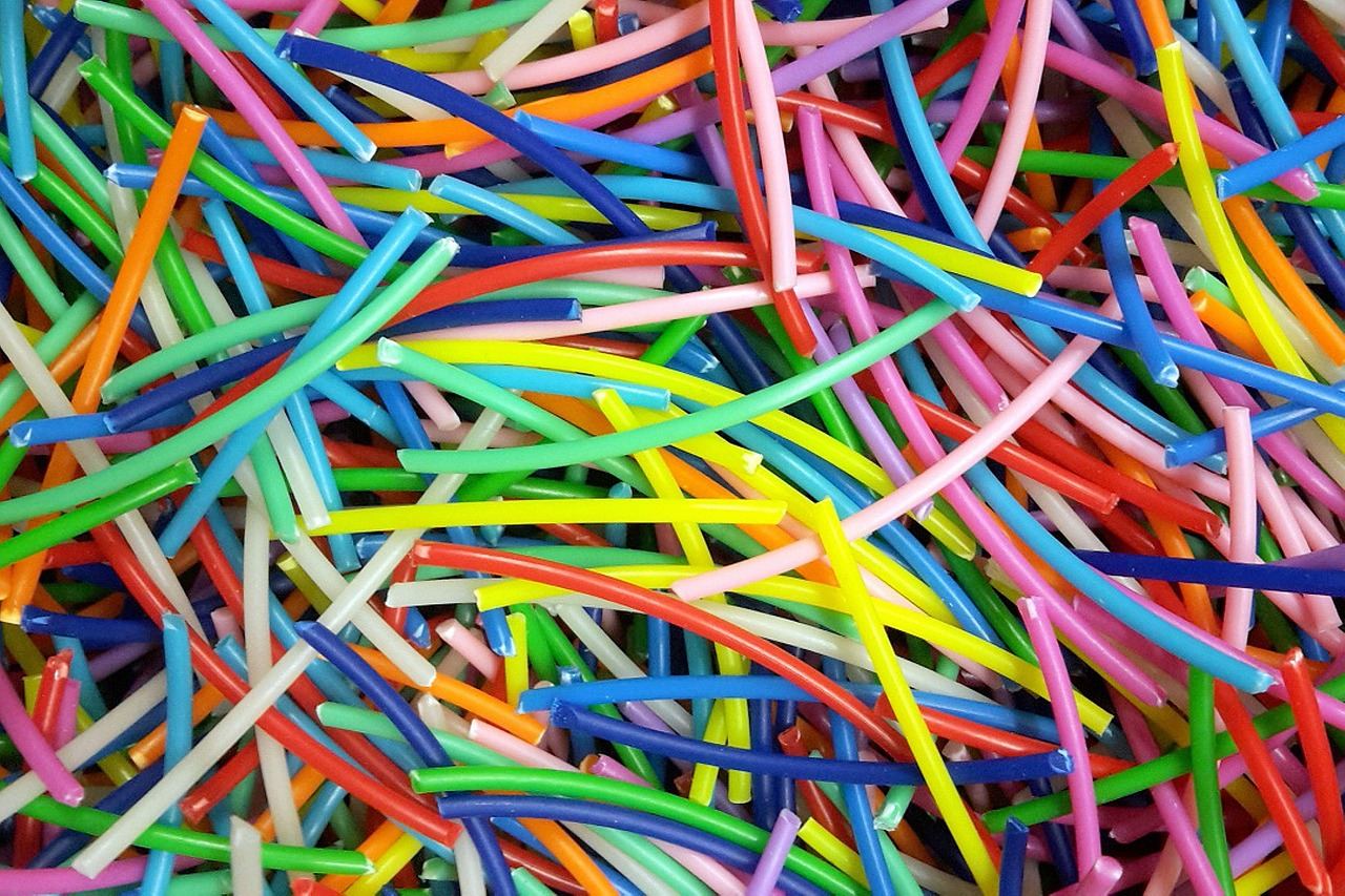 Pedaços curtos de filamento PLA de várias cores, cortados e amontoados