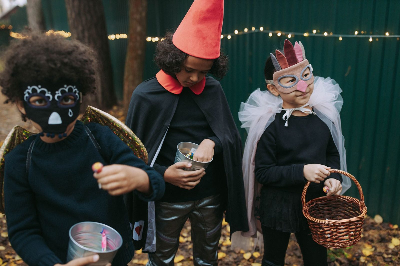 Crianças fantasiadas de Halloween com baldes de doces, público-alvo dos porta-doces impressos em 3D