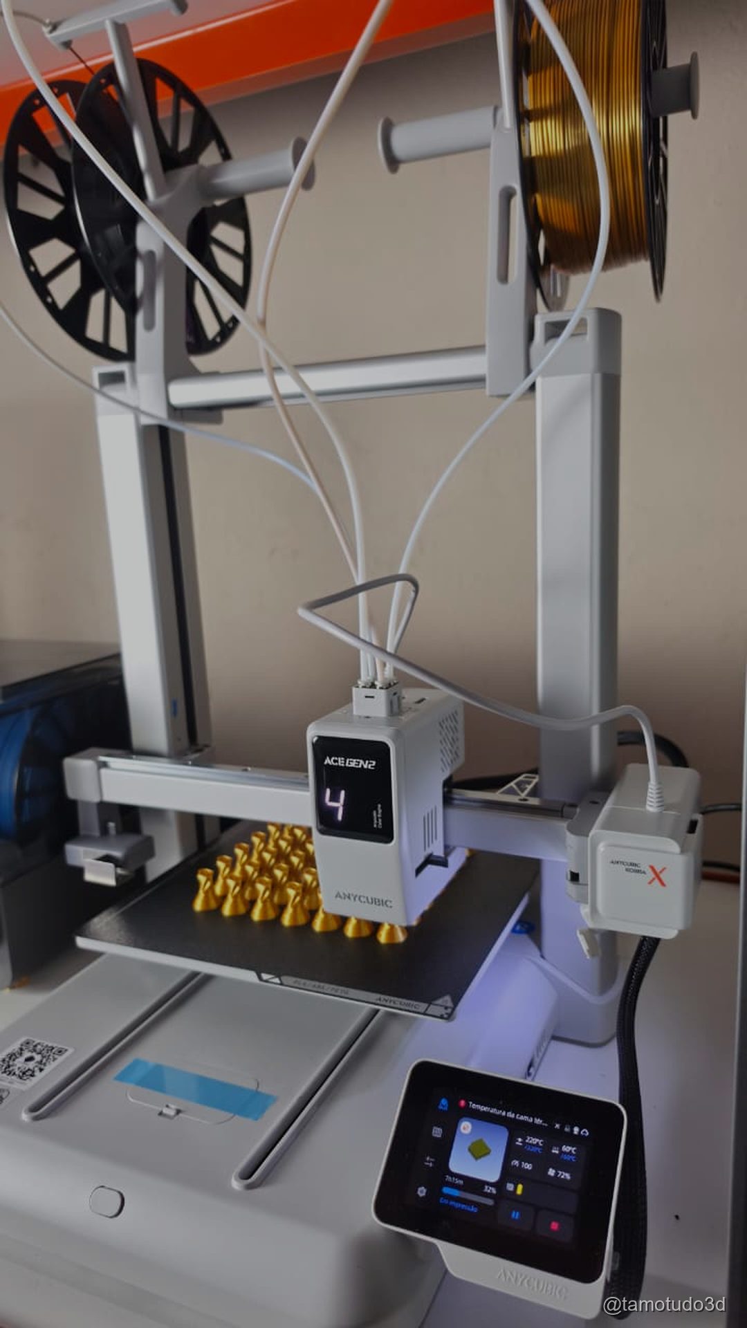 Maker brasileiro escolhendo entre três impressoras 3D na bancada