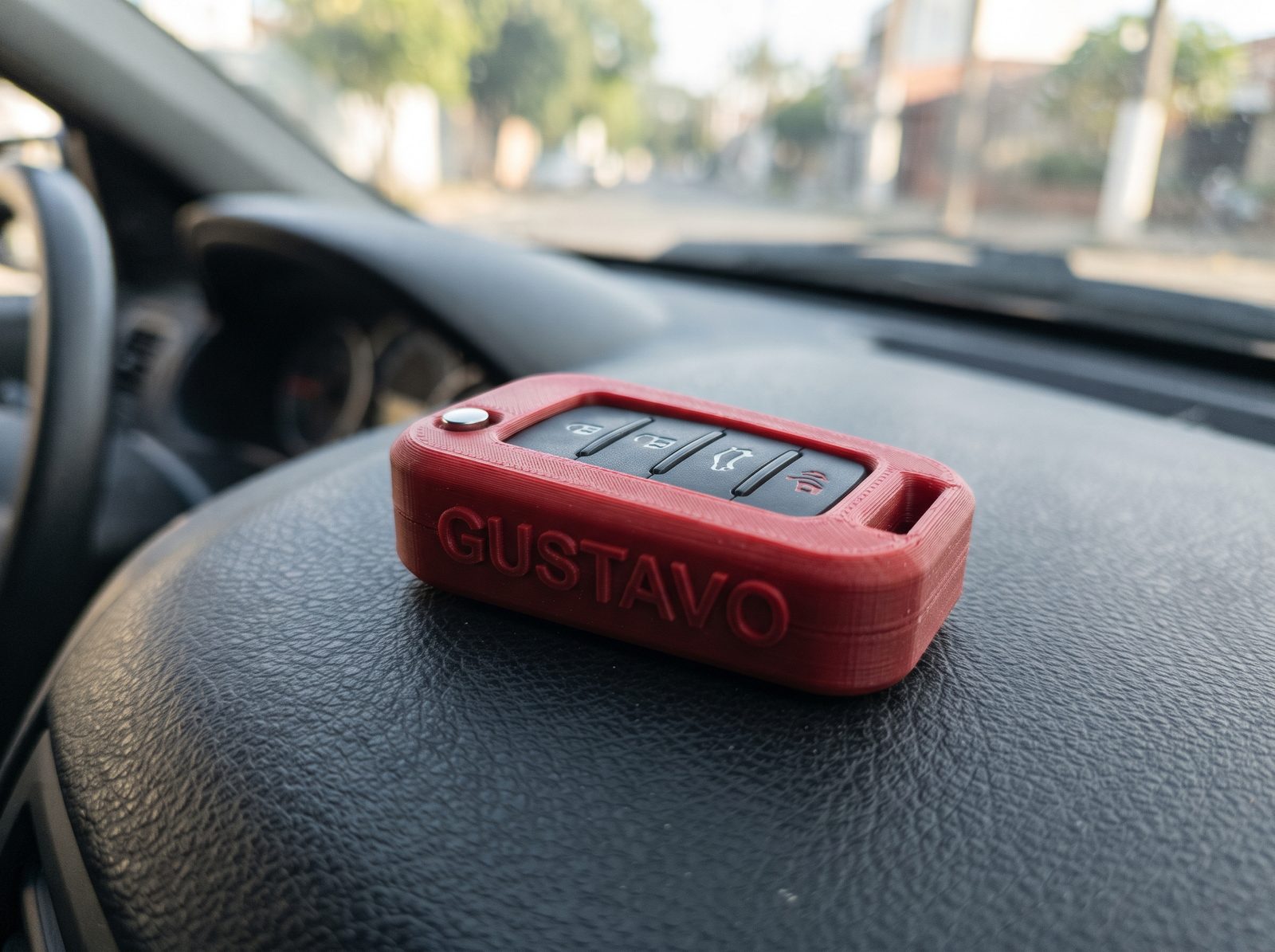Capa de chave de carro impressa em 3D em PETG vermelho com nome personalizado em relevo