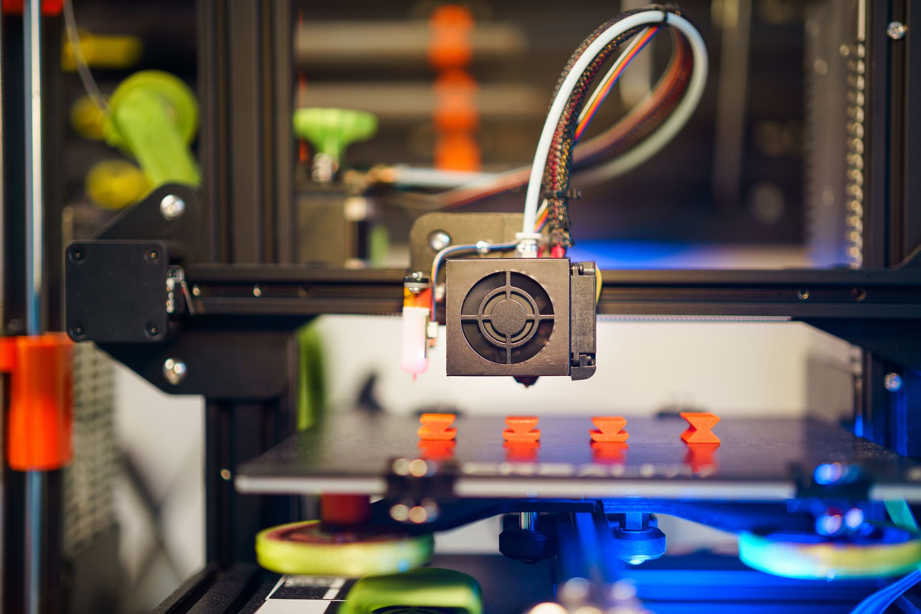 Impressora 3D FDM depositando filamento durante a impressão de uma peça