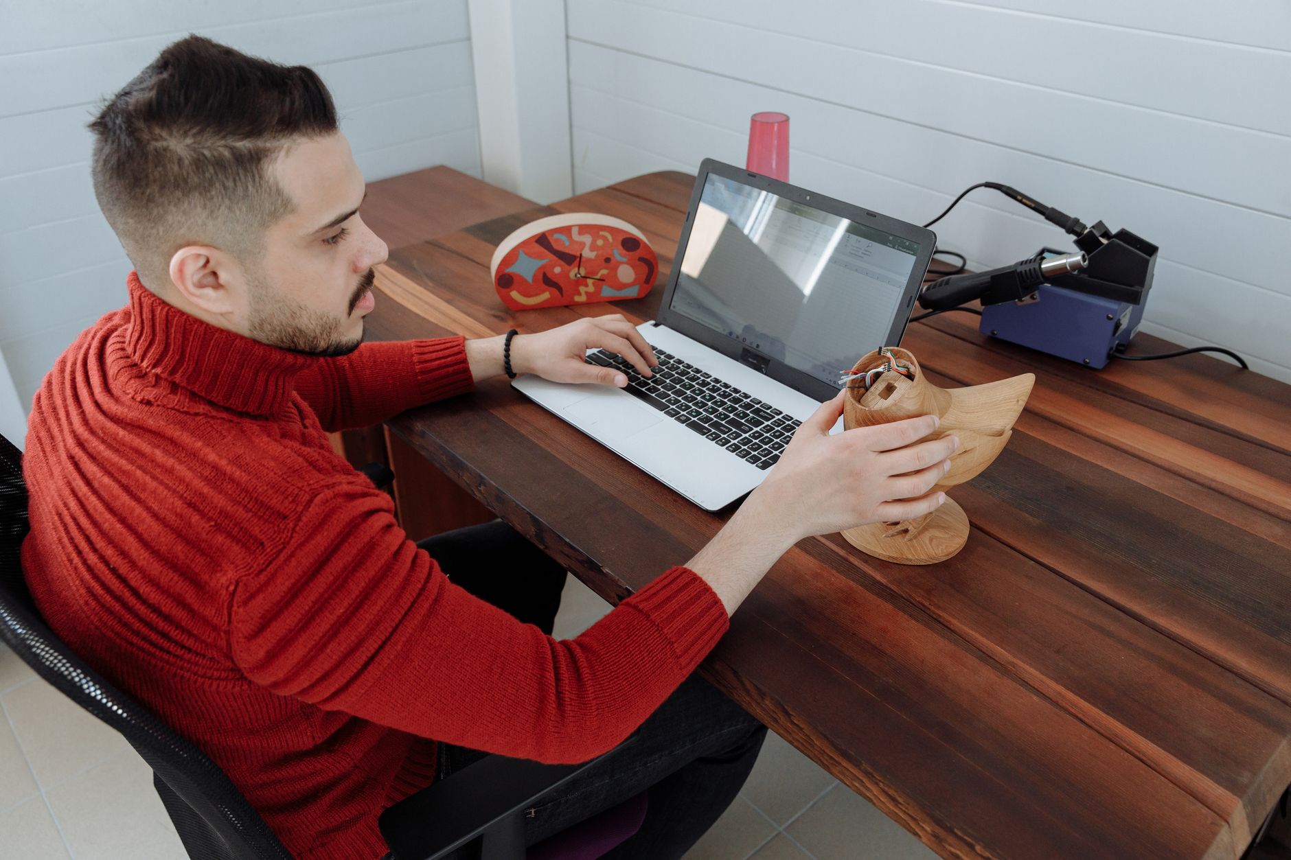 Designer modelando uma peça 3D no computador antes de virar arquivo STL