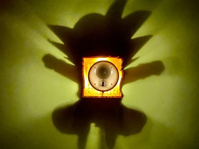 Preview do modelo 3D Lámpara de sombra de mesa de Goku saltando